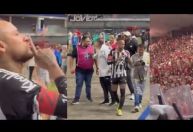 Torcida xinga Neymar e craque rebate com gesto e deboche; assista
