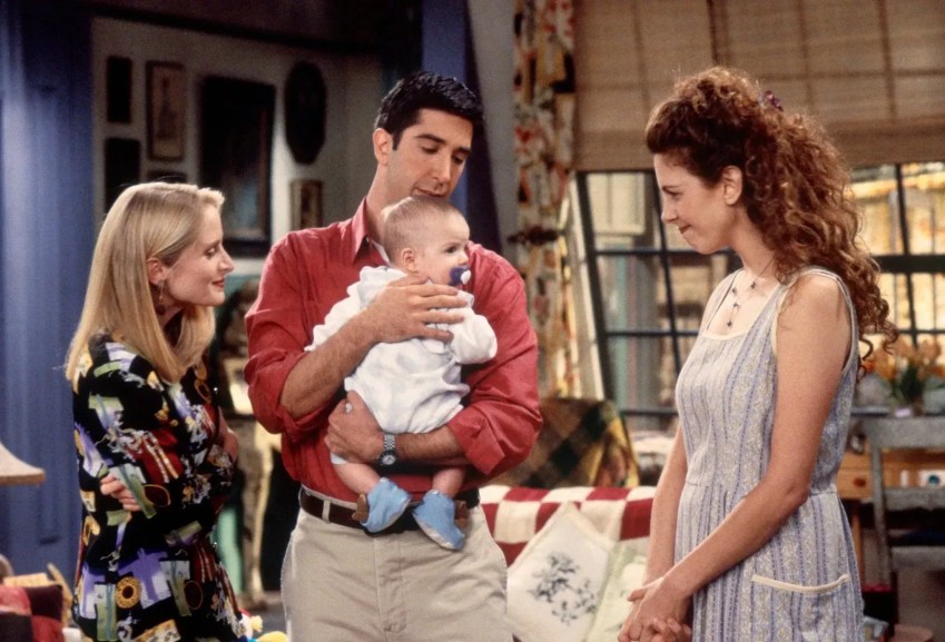 Carol, Ross e Susan são os pais do pequeno Ben em "Friends" • Reprodução/Warner Bros