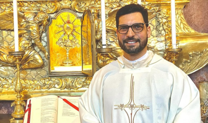 Conheça o "padre gato" que viralizou na web após aparição no Vaticano