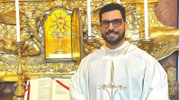 Conheça o "padre gato" que viralizou na web após aparição no Vaticano
