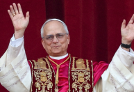 Papa Leão XIV faz oração no Vaticano para milhares de fiéis
