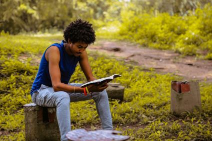 Jovem negro lendo um livro