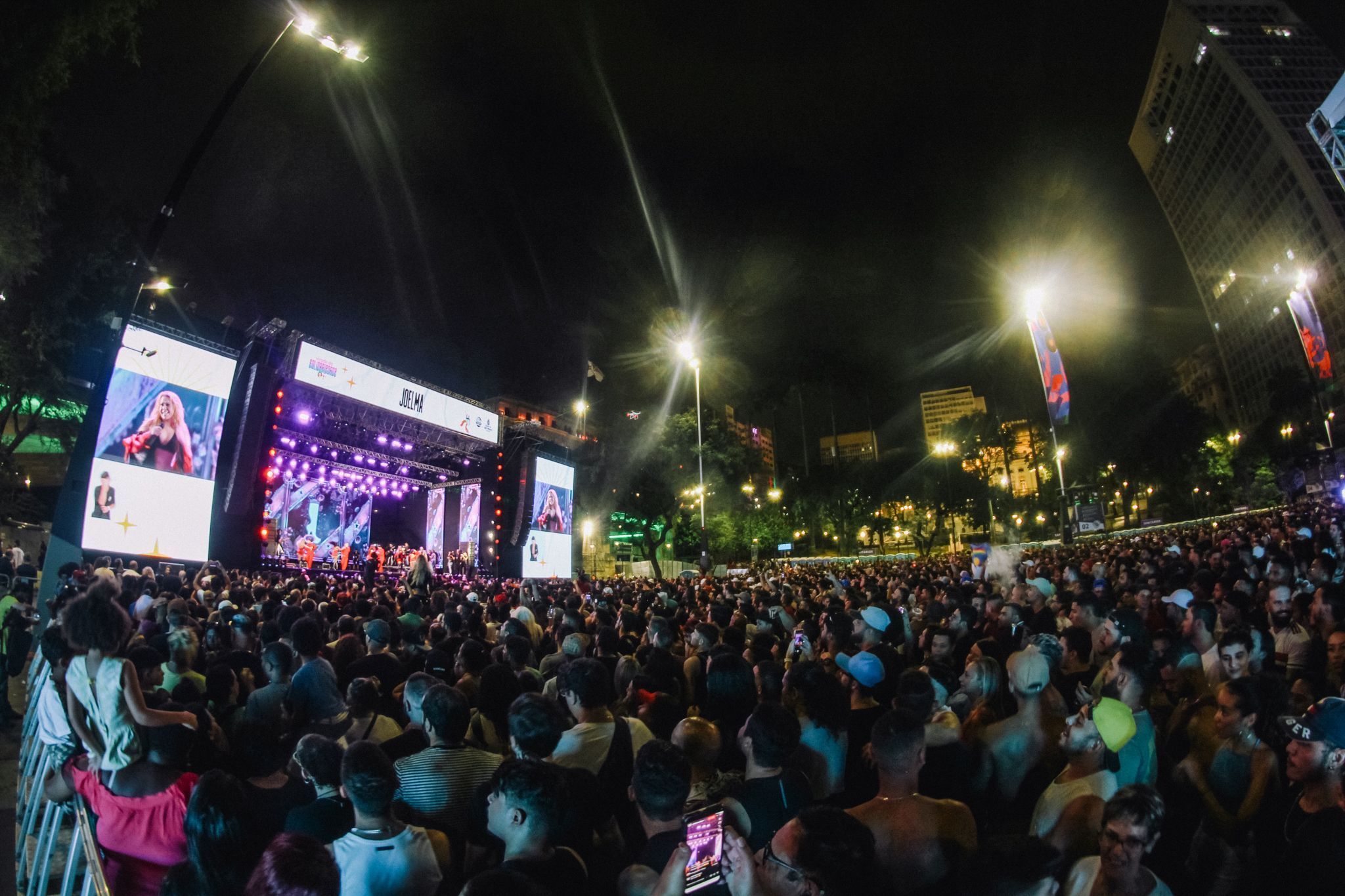 Público da Virada Cultural com palco no fundo