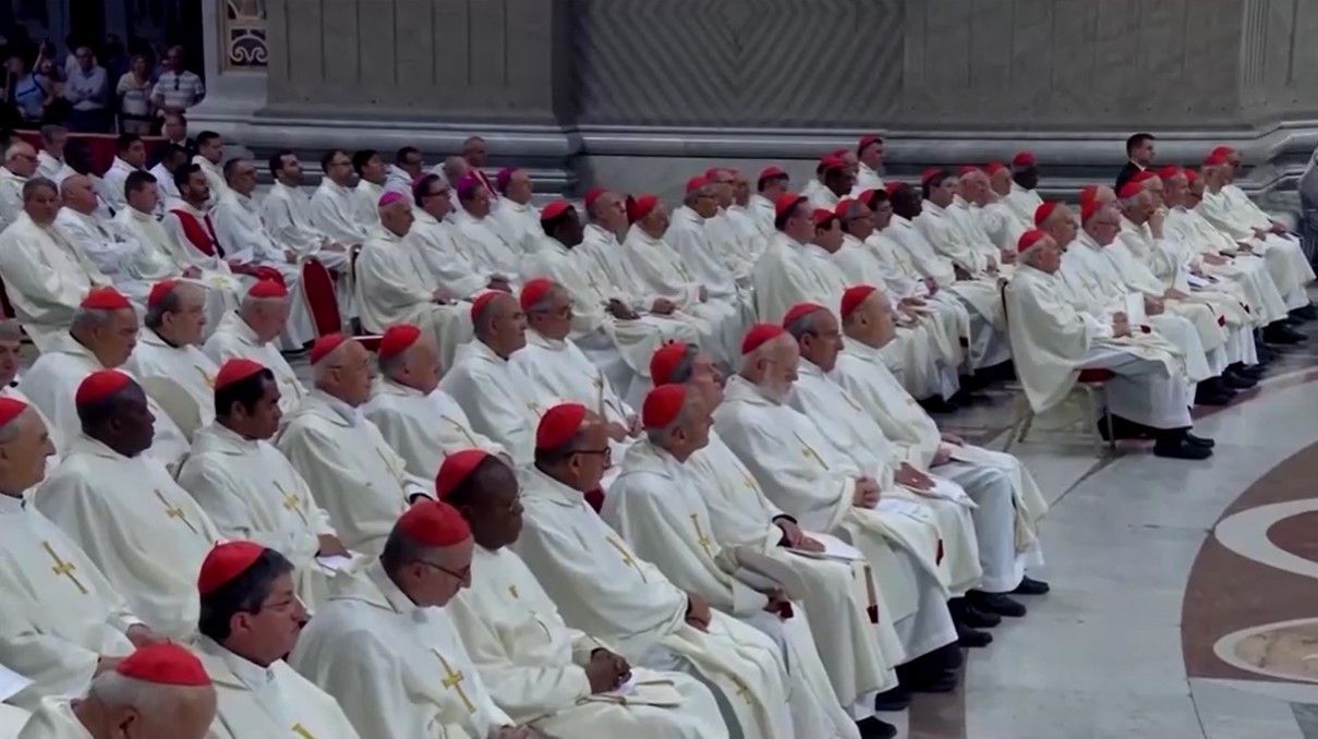 Cardeais reunidos para congregação no Vaticano • REUTERS / VATICAN MEDIA / CTV