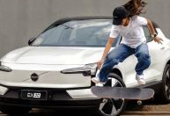 Rayssa Leal ganha carro elétrico de R$ 230 mil aos 17 anos
