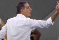 Técnico do Botafogo comemora gol na Libertadores com gesto obsceno; veja