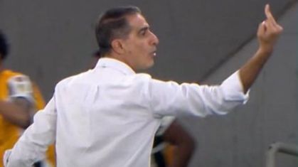 Renato Paiva, do Botafogo, faz gesto obsceno durante comemoração de gol
