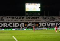 Bombas e protesto: torcida do Santos causa confusão na Vila após empate