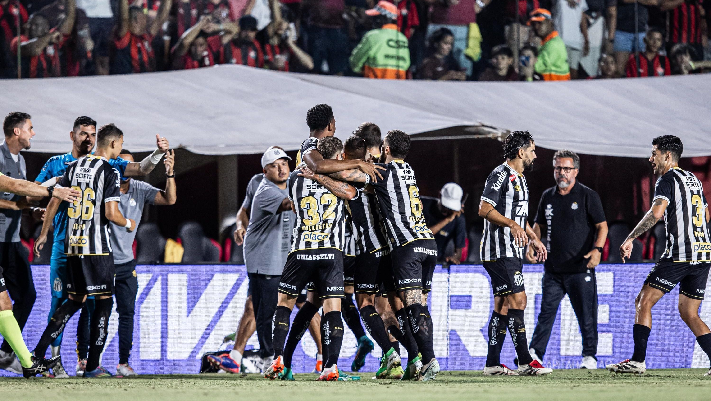Jogadores do Santos comemoram gol contra o Vitória no Brasileirão