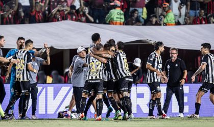 Jogadores do Santos comemoram gol contra o Vitória no Brasileirão
