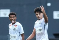 Sob olhar de Neymar, filho de Robinho marca em vitória do Santos no sub-20