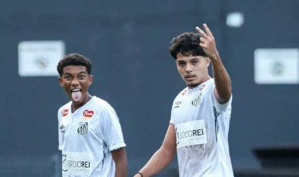 Sob olhar de Neymar, filho de Robinho marca em vitória do Santos no sub-20