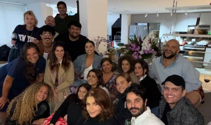 Preta Gil reúne amigos e familiares antes de seguir com tratamento nos EUA