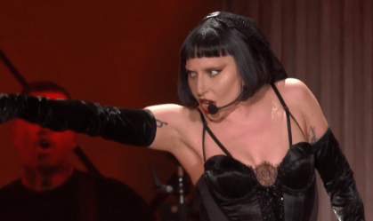 Lady Gaga usa "Mayhem" para noite de "caos e apoteose" do pop em Copacabana