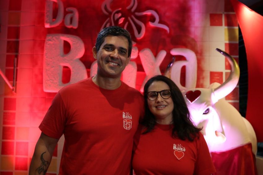 Roberto e Karine Andrade, donos de um bar temático do Boi Garantido • Arthur Castro/Secom-AM