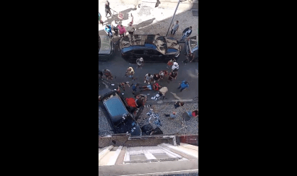 Momentos depois de o carro ter invadido calçada no centro do Rio