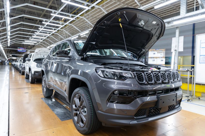 Jeep Compass produzido em Goiana (PE): fábrica terá carros híbridos em 2026 • Divulgação