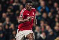 Atacante do Nottingham Forest está em coma induzido após lesão em jogo