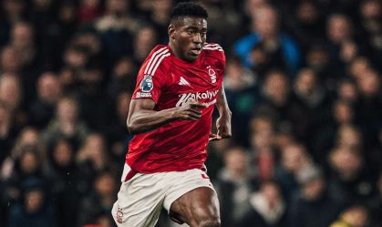 Atacante do Nottingham Forest está em coma induzido após lesão em jogo