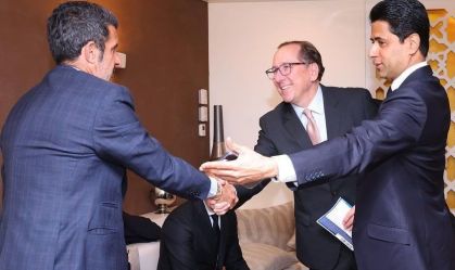 Textor, ao centro, em partida do PSG ao lado de Nasser Al-Khelafi