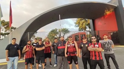 Torcida organizada na frente do CT do Caju, em Curitiba