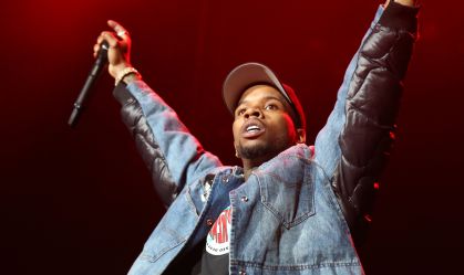 Rapper Tory Lanez diz estar melhor após ser esfaqueado 14 vezes na prisão