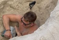 Turista fica preso em buraco na areia da praia de Copacabana; veja vídeo
