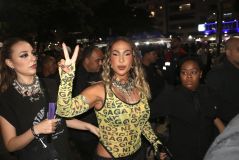 Valesca Popozuda chega para assistir show de Lady Gaga