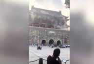 Telhado de torre construída há 600 anos desaba na China; veja momento