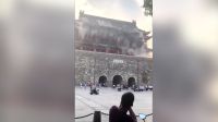 Telhado de torre construída há 600 anos desaba na China; veja momento