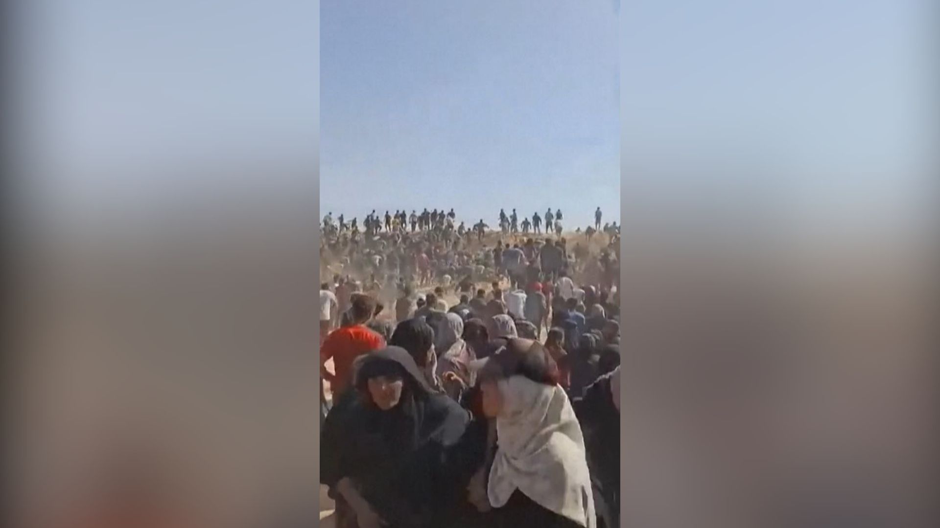 Milhares de palestinos chegando em Rafah para receber ajuda para Gaza.