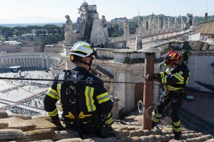 Instalação da chaminé na Capela Sistina para o conclave