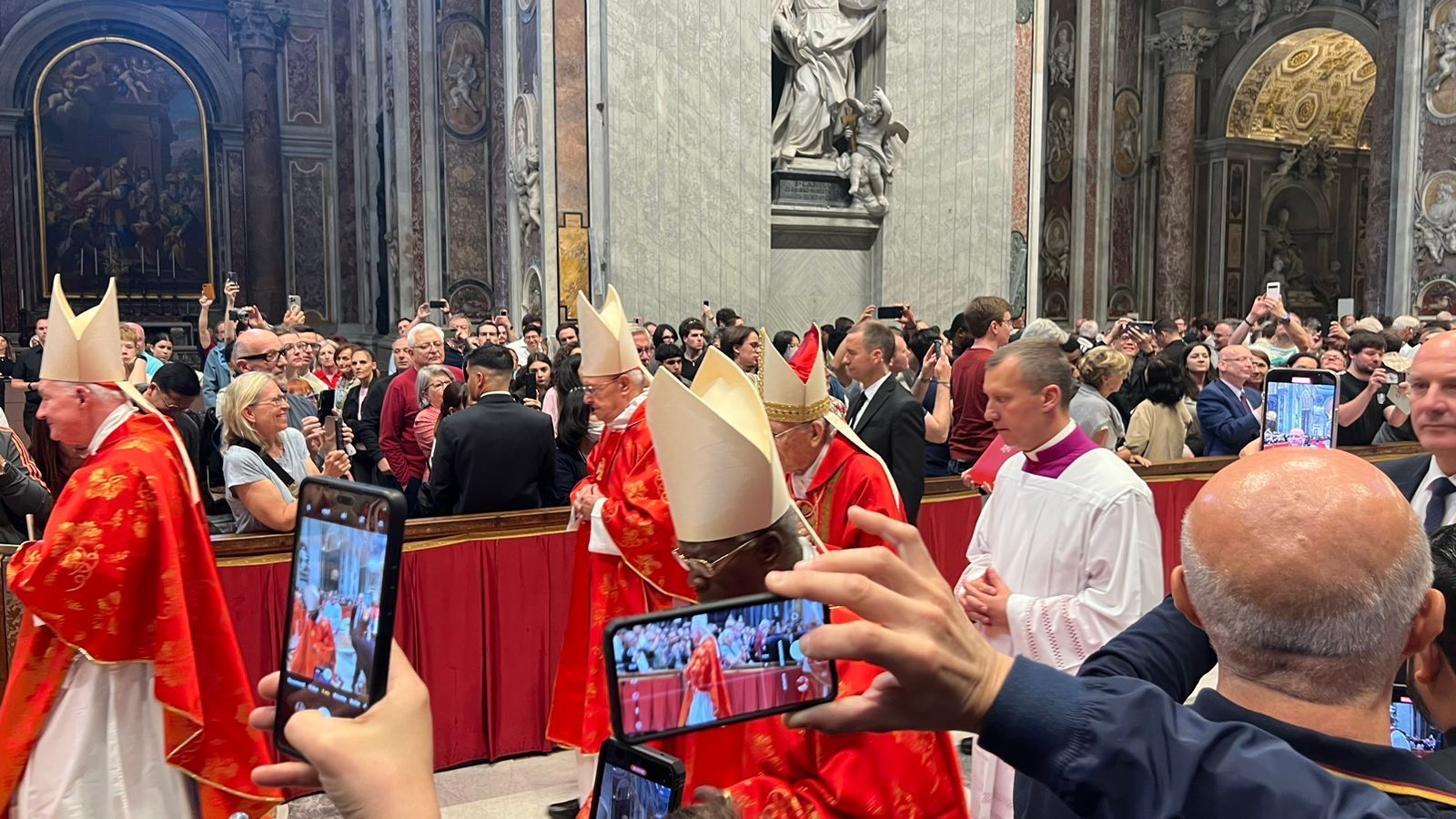 Fiéis filmam cardeais durante missa pré-conclave na Basílica de São Pedro