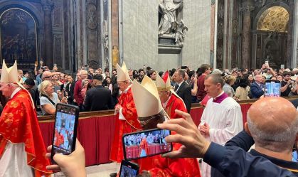 Missa pré-conclave é marcada por disputa de lugar, celulares e comoção