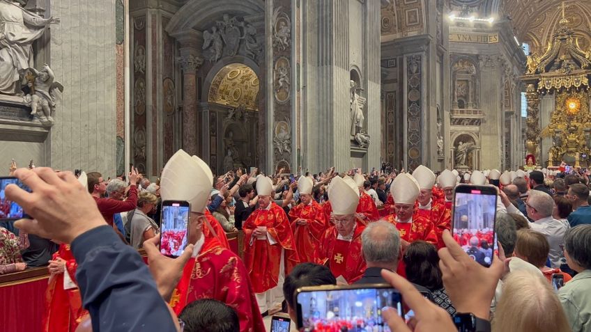 Fiéis filmam cardeais durante missa pré-conclave na Basílica de São Pedro • João Nakamura/CNN