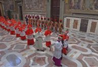 Conclave: Cardeais começam procissão em direção à Capela Sistina