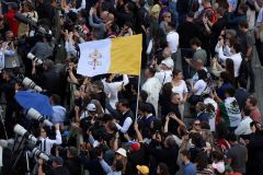 Fiéis comemoram eleição do novo papa na Praça de São Pedro, no Vaticano