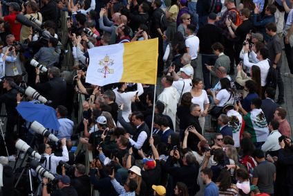 Fiéis comemoram eleição do novo papa na Praça de São Pedro, no Vaticano