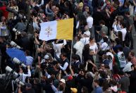 "Temos um papa!": Peregrinos celebram fumaça branca na Praça de São Pedro