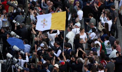 Fiéis comemoram eleição do novo papa na Praça de São Pedro, no Vaticano