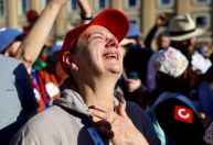 Novo papa: Veja fotos da reação dos fiéis com a fumaça branca no Vaticano