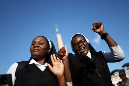 Freiras reagem à fumaça branca que indica a eleição de um novo papa, no Vaticano, em 8 de maio de 2025