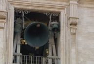 Sinos tocam na Praça de São Pedro para anunciar escolha de novo papa