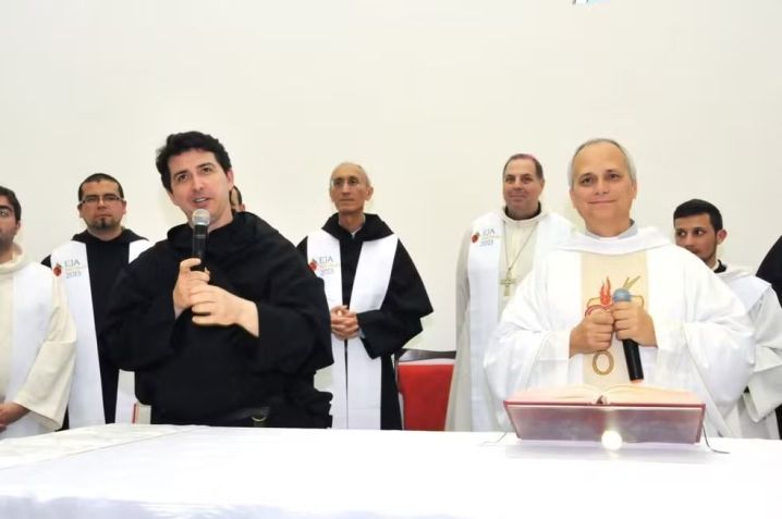Papa Leão XIV durante visita ao colégio Agostiniano Mendel; (à esq,.) o diretor Eduardo Flauzino Mendes • Colégio Agostiniano Mendel
