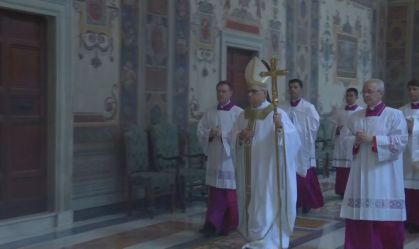 Papa Leão XIV chegando para primeira missa na Capela Sistina.