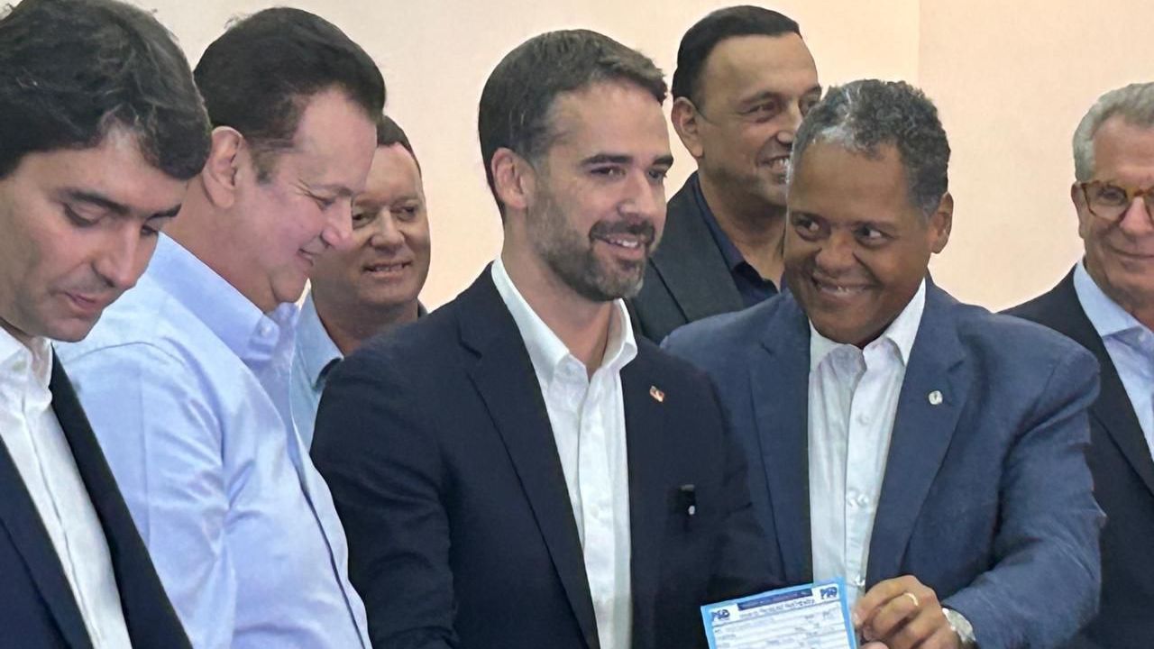 Imagem de destaque do post: Eduardo Leite se filia ao PSD e assume presidência do partido no RS