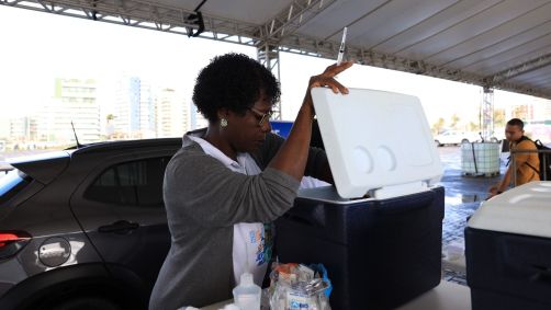 Profissional de saúde prepara dose de vacina contra a gripe