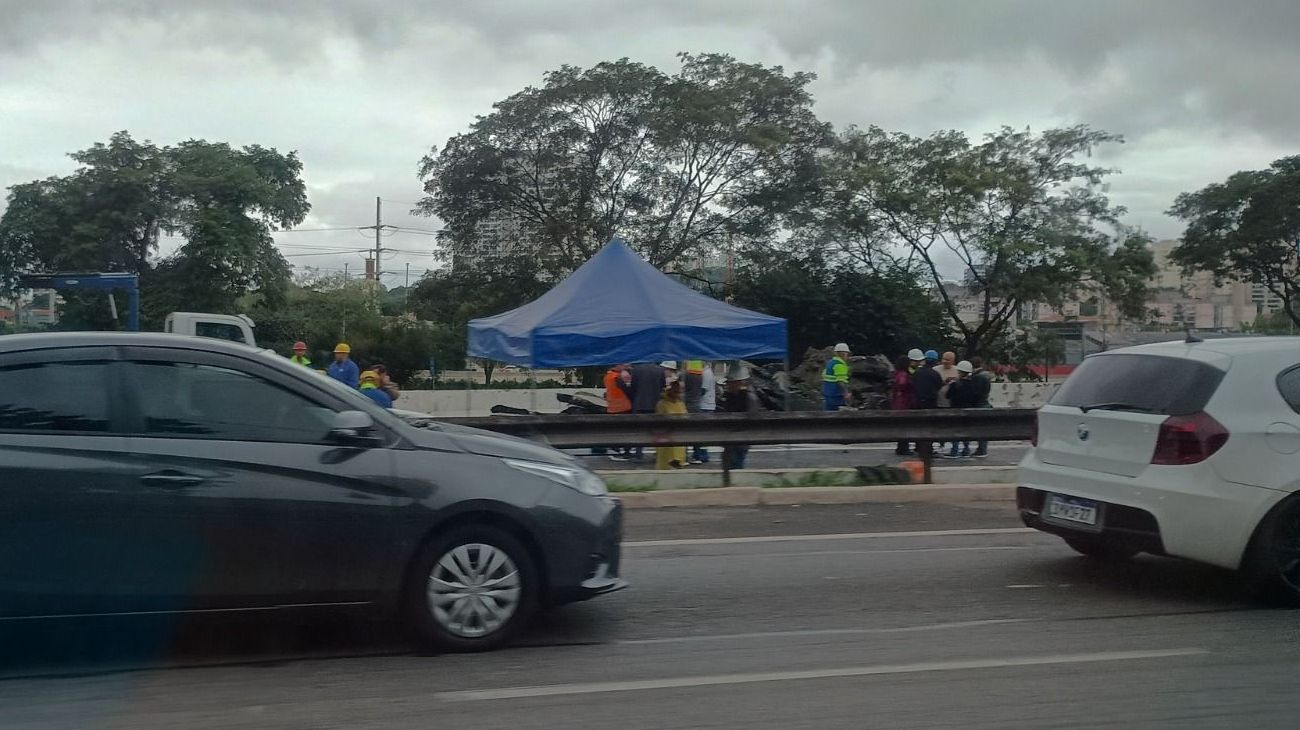 Cratera reabre na Marginal Tietê (SP) no mesmo ponto de um mês atrás