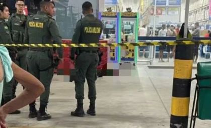 Movimentação em frente a supermercado em Fortaleza (CE) após ocorrência que terminou com um morto e um ferido