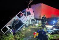 Batida entre carreta e van deixa nove mortos no norte de Minas Gerais